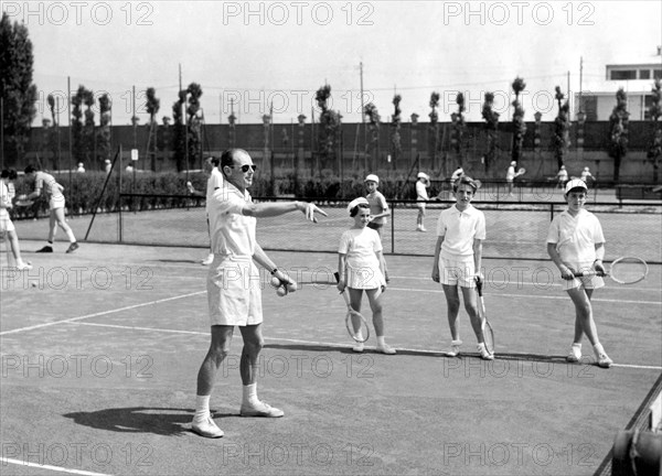 leçon de tennis en groupe, 1958