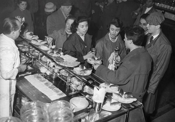 turin, un bar, 1958