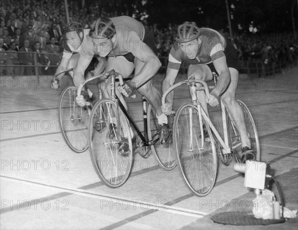 l'arrivée de morettini avec pinarello et potzernhein à zurich, 1953