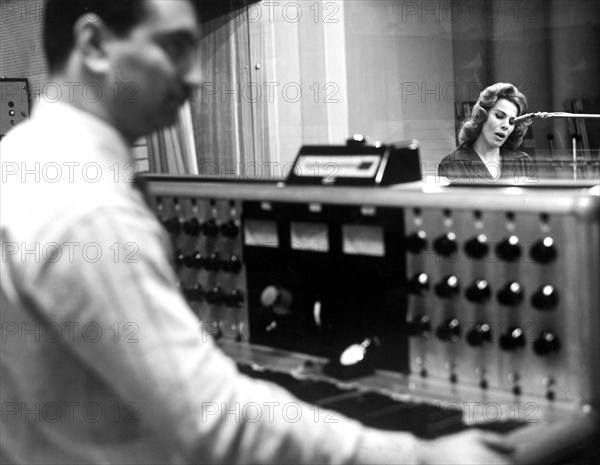 enregistrement de disques, ornella vanoni dans une maison de disques à milan, avril 1961