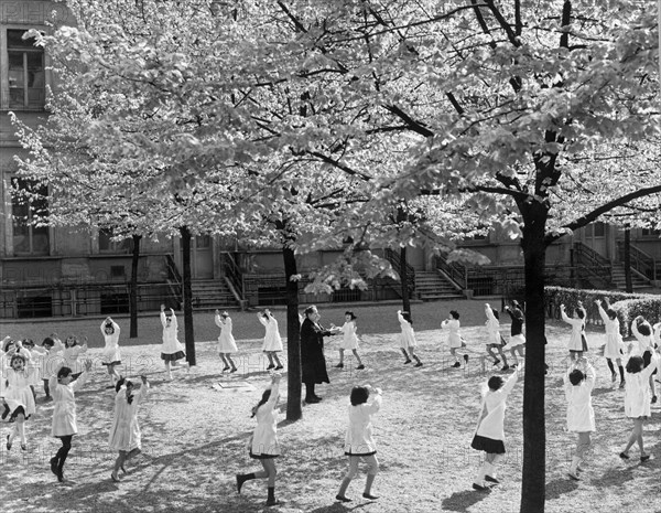 gymnastique dans la cour, 1961