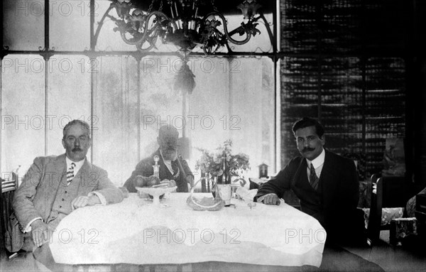 portrait de giacomo puccini dans la maison de torre del lago, viareggio, avec le maestro carlo carignani et un journaliste, 1858-1924