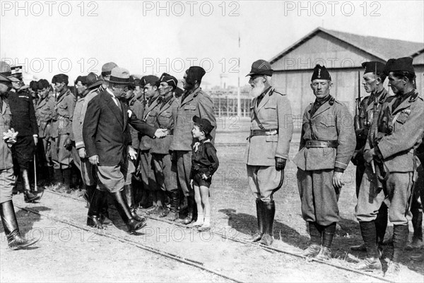 benito mussolini et des officiers de l'armée de l'air lors de la croisière aérienne transatlantique, 1931