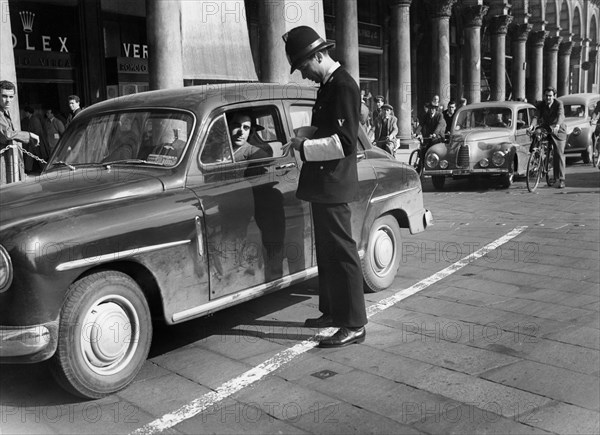 milan, piazza duomo, automobiliste en contravention, 1950