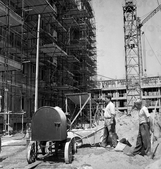 ouvriers sur un chantier de construction à milan, 1961