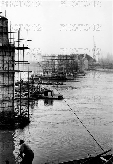 pont en construction sur le po à piacenza, 1958