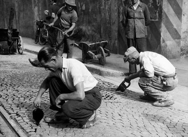 scellement de cubes de porphyre avec du mastic bitumineux, 1949