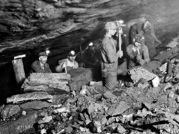 ouvriers dans une mine de charbon d'asaska, 1950 1960