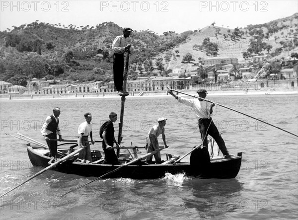 sur l'ontro pour la pêche à l'espadon, un traffinera est lancé, 1955