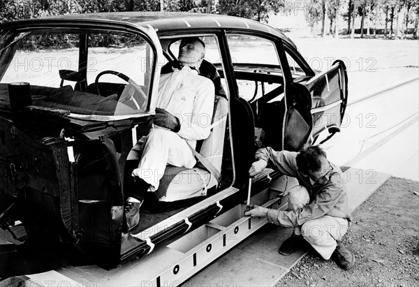 industrie mécanique, fiat, crash test avec mannequin, 1966