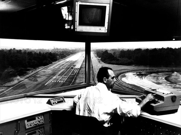 technicien chez pirelli tyre test field monitor, 1970