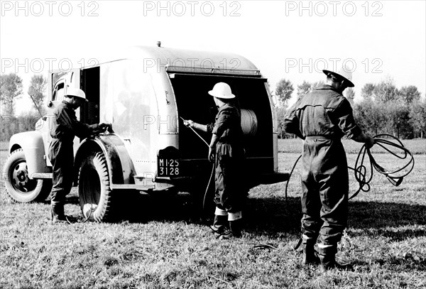 l'équipe d'agip pose des géophones, 1952