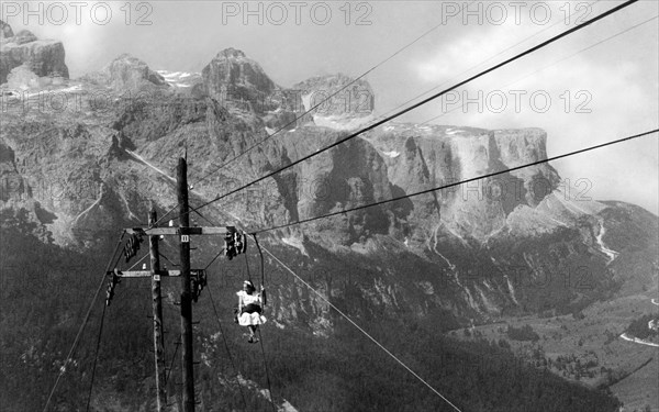 corvara val badia, groupe sella, randonneur sur le télésiège, 1954