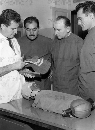 milan, policiers de la circulation lors d'un cours de premiers secours, 1964