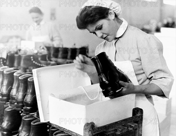 département d'emballage des chaussures de ski et d'alpinisme, 1956