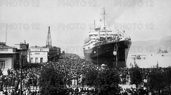 foule au départ du saturnia, 1930-1940