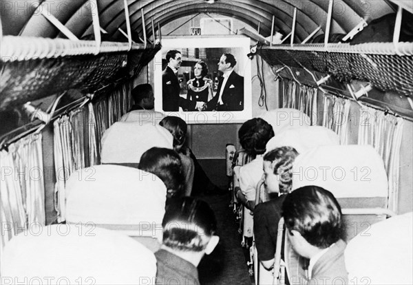 aéronautique, intérieur d'un avion avec la première projection de film, 1938