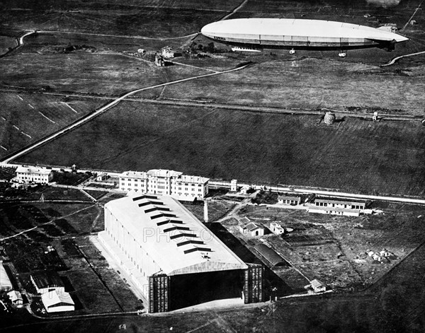 dirigeable zeppelin au-dessus de Ciampino, 1910-1920