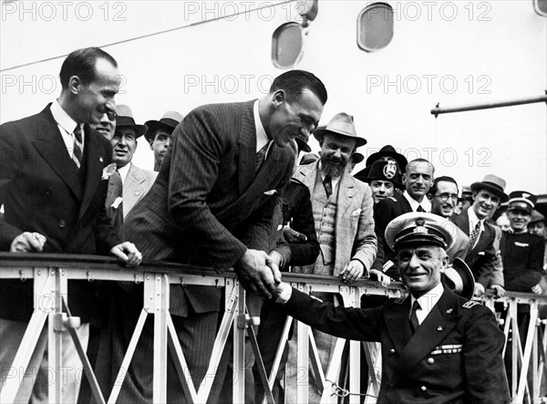 Primo carnera et le commandant du transatlantique conte di savoia, genes, italie 1933