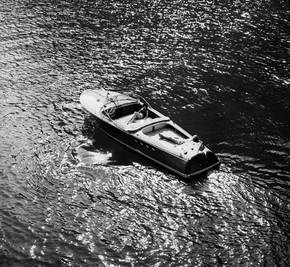 touriste sur le bateau à moteur tritone du chantier naval de riva di sarnico, 1961