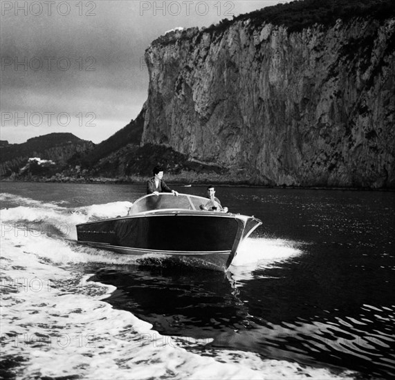 couple de touristes sur un bateau bermudien à bord du chantier naval de posillipo, 1961