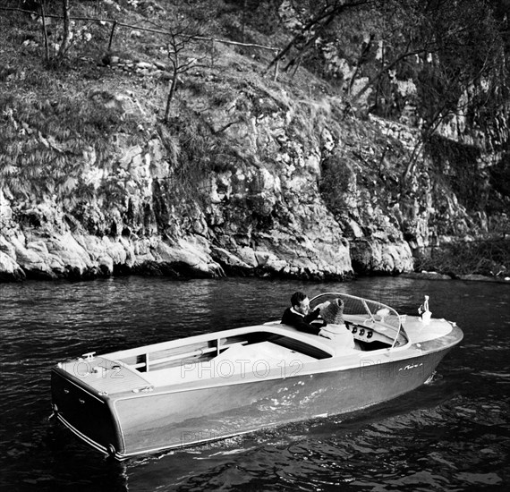 couple en excursion sur le bateau florida du chantier naval riva di sarnico, 1961