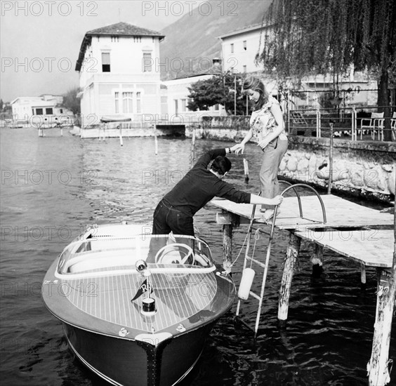 couple sur le bateau à moteur florida du chantier naval riva à sarnico, 1961