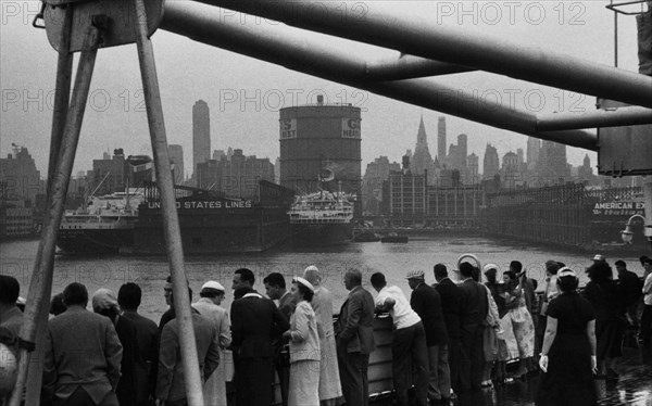 paquebot andrea doria quittant new york pour son dernier voyage, 1956