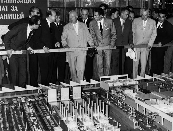 le premier ministre soviétique nikita kruscev visite l'exposition fiat, 1962