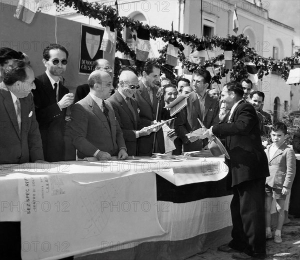 Amintore Fanfani lors d'une cérémonie à Basilicata, 1953