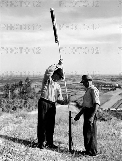 Les agriculteurs, la fusée de la grêle pour sauver les récoltes, 1950