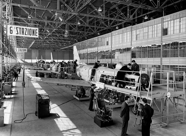 hall d'assemblage de la fiat 86k, 1955