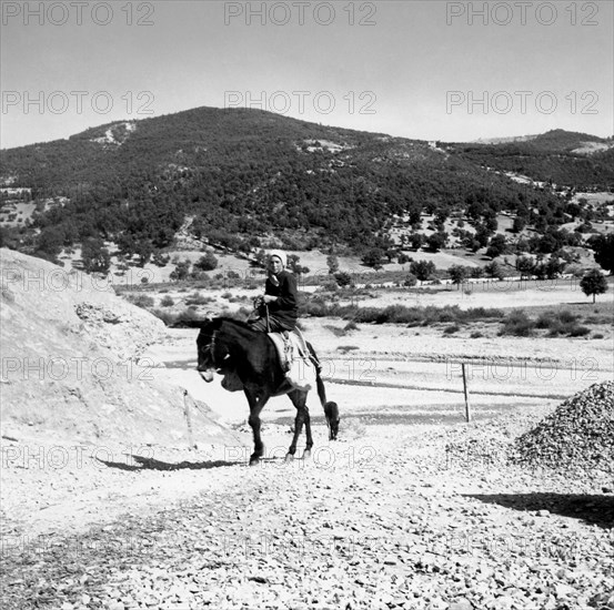 remontée du lit asséché du torrent camastra, 1956