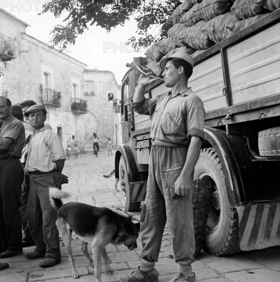 crieur de guardia perticara, province de potenza, 1956