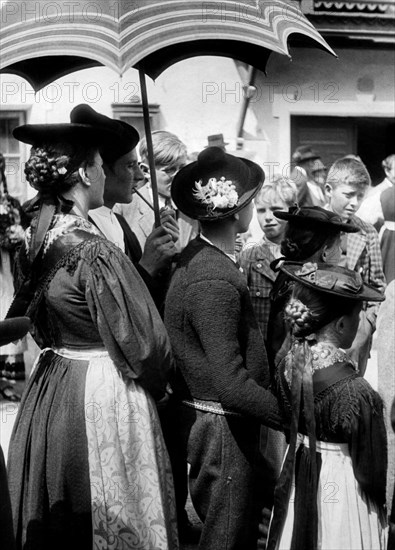 costumes de la vallée de la pusteria, province de bolzano, 1947