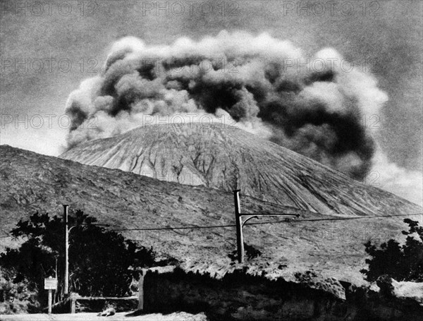 service de l'éruption du vésuve du 4 avril 1906, vésuve, derniers éboulements du cratère à la fin de l'éruption, 1906