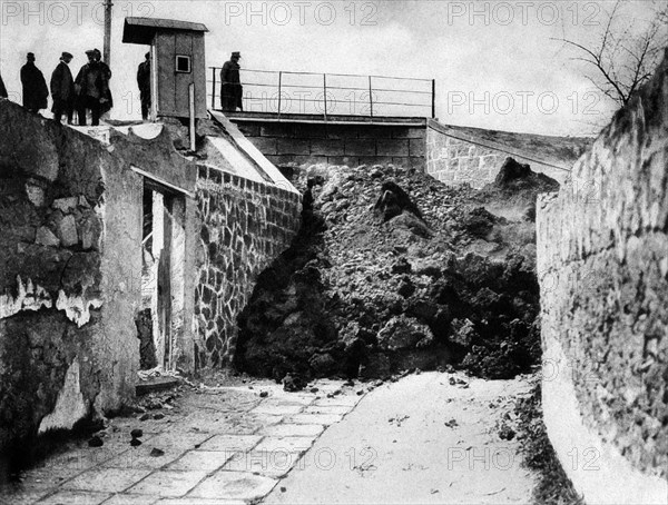 rapport d'éruption du vésuve du 4 avril 1906, vésuve, coulées de lave sous un pont, 1906