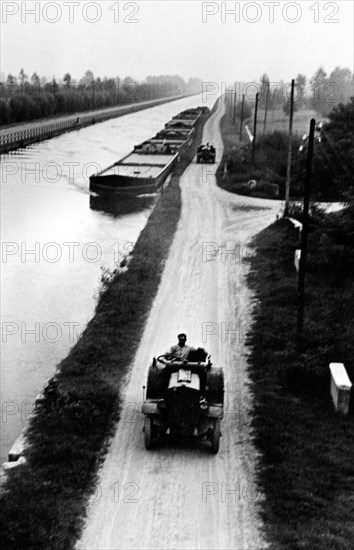 convoi de sabliers sur la naviglio vers castelletto di abbiategrasso, 1946 1950