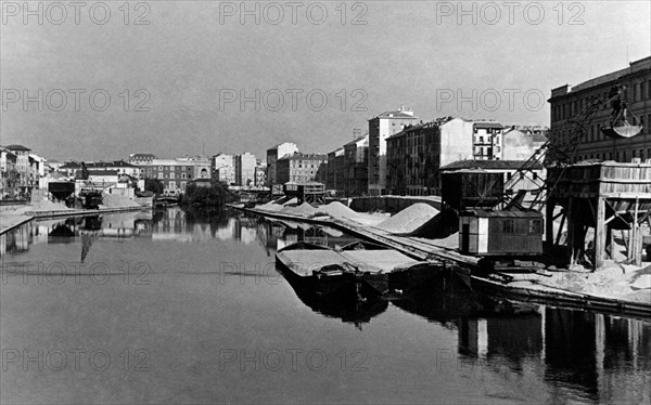 le dock de porta ticinese avec des navires transportant du sable, 1946 1950