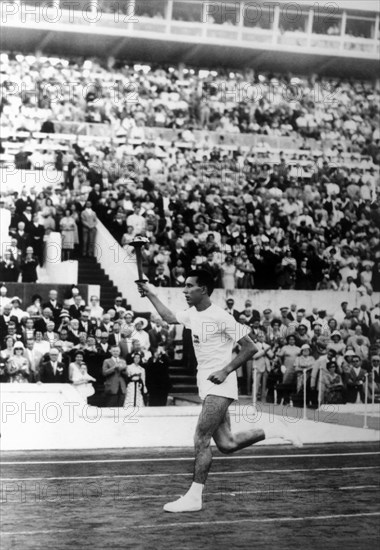 porteur de la tor torche olympique à rome en 1960