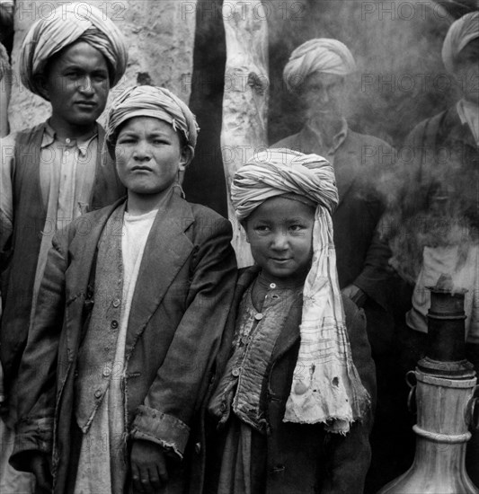 devant une maison de thé près d'un samovar, 1956