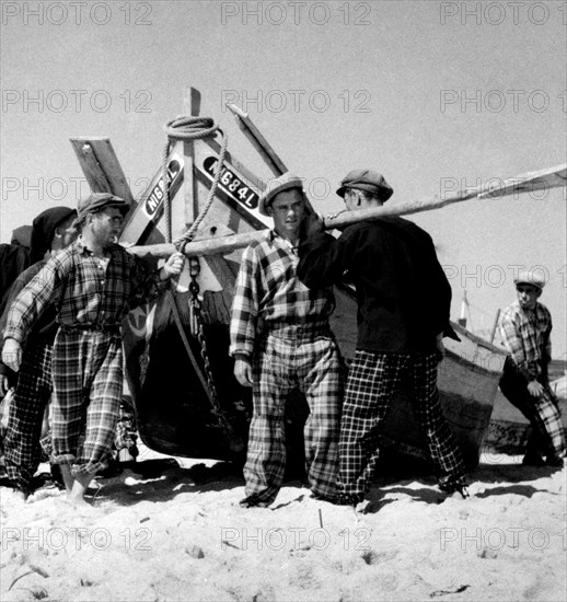 pêcheurs à nazarè, portugal, 1955