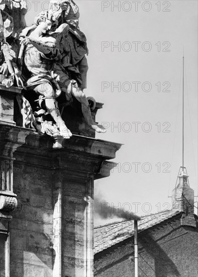 service du vatican, une fumée noire annonce la non-élection du nouveau pape, 1958