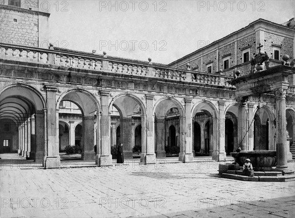 Cour centrale de l'abbaye de montecassino, frosinone, 1910