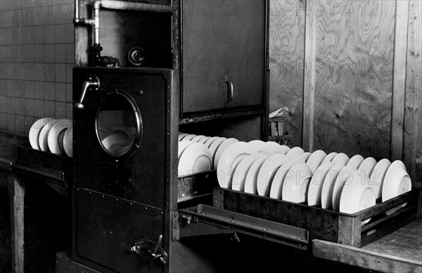 milan, plongeur au restaurant de la gare centrale, lavant mille pièces à l'heure, 1920 1930