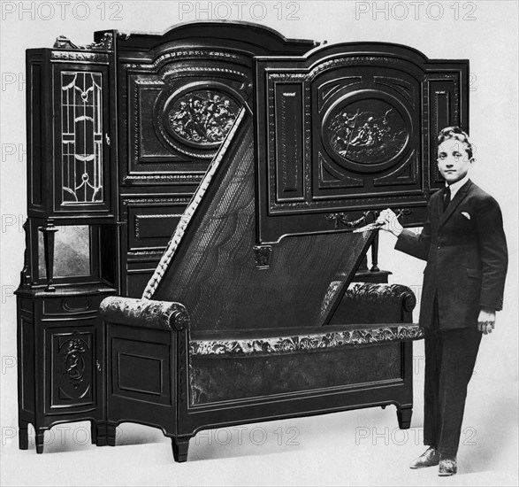 canapé-lit exposé à la foire de milan, 1910