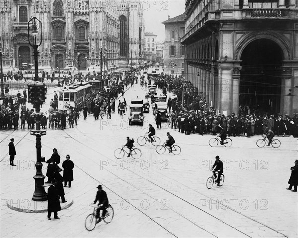 place de la cathédrale à milan, 1910 1920