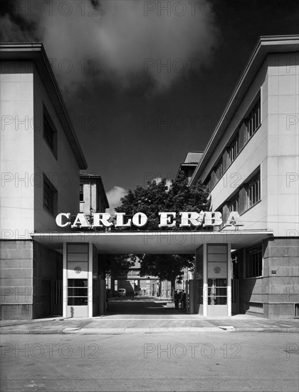 entrée de l'industrie carlo erba en via beniamino crespi à milan, 1956