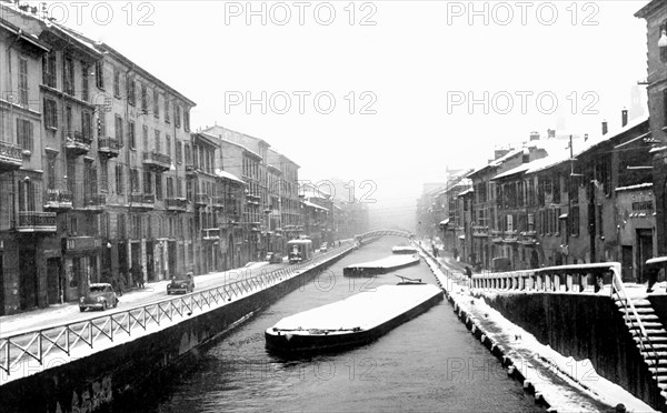 milan, vue de la naviglio grande couverte de neige, 1958