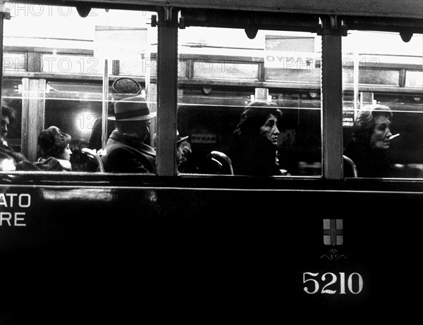 milan, tramway traversant la piazza della repubblica, 1963